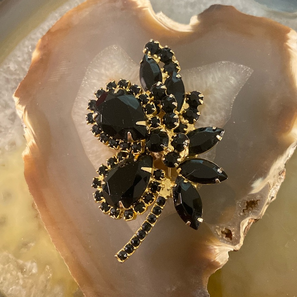 Xxsoldxx Vintage D&E Juliana gold & black brooch EUC 1.5" x 2.5" - Picture 1 of 17